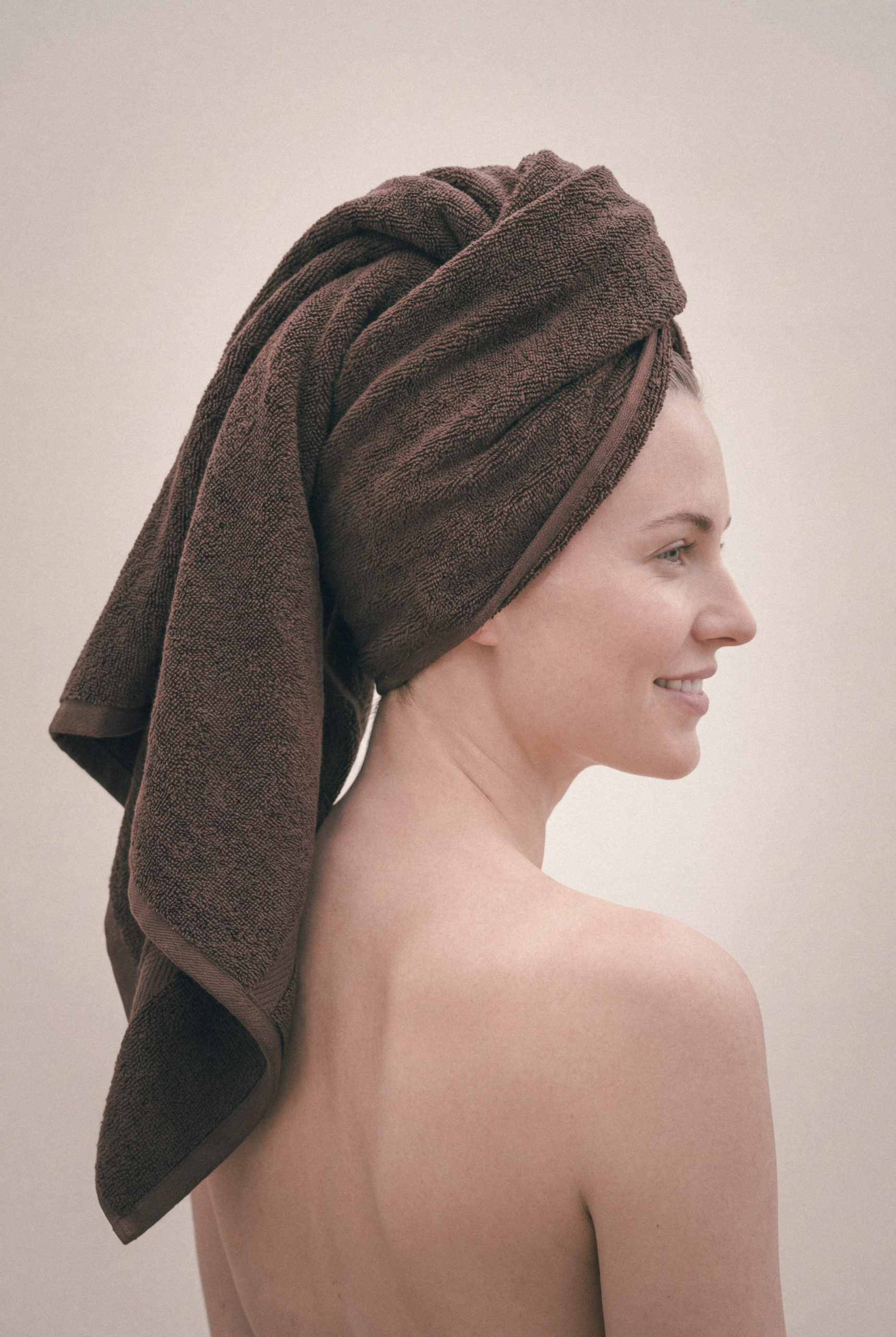 Ruhiges Beauty-Portrait mit sichtbarer natürlicher Haut