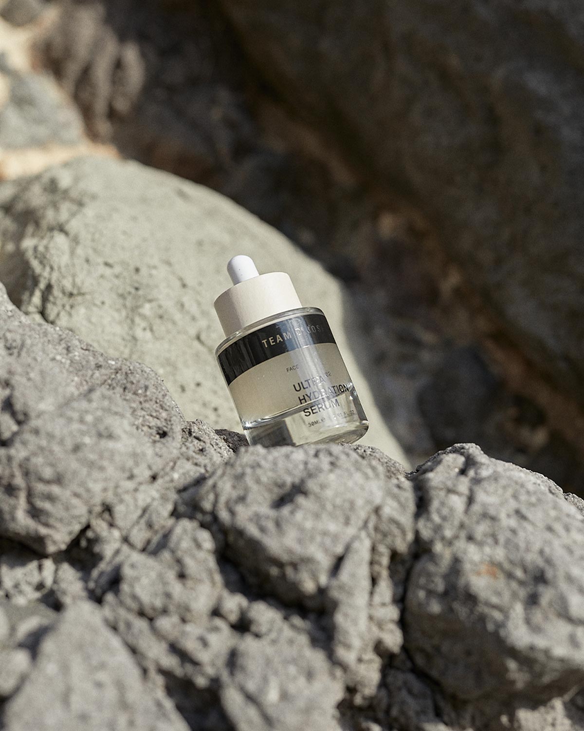 TEAM DR JOSEPH Ultra Hydration Serum auf grauem Felsen