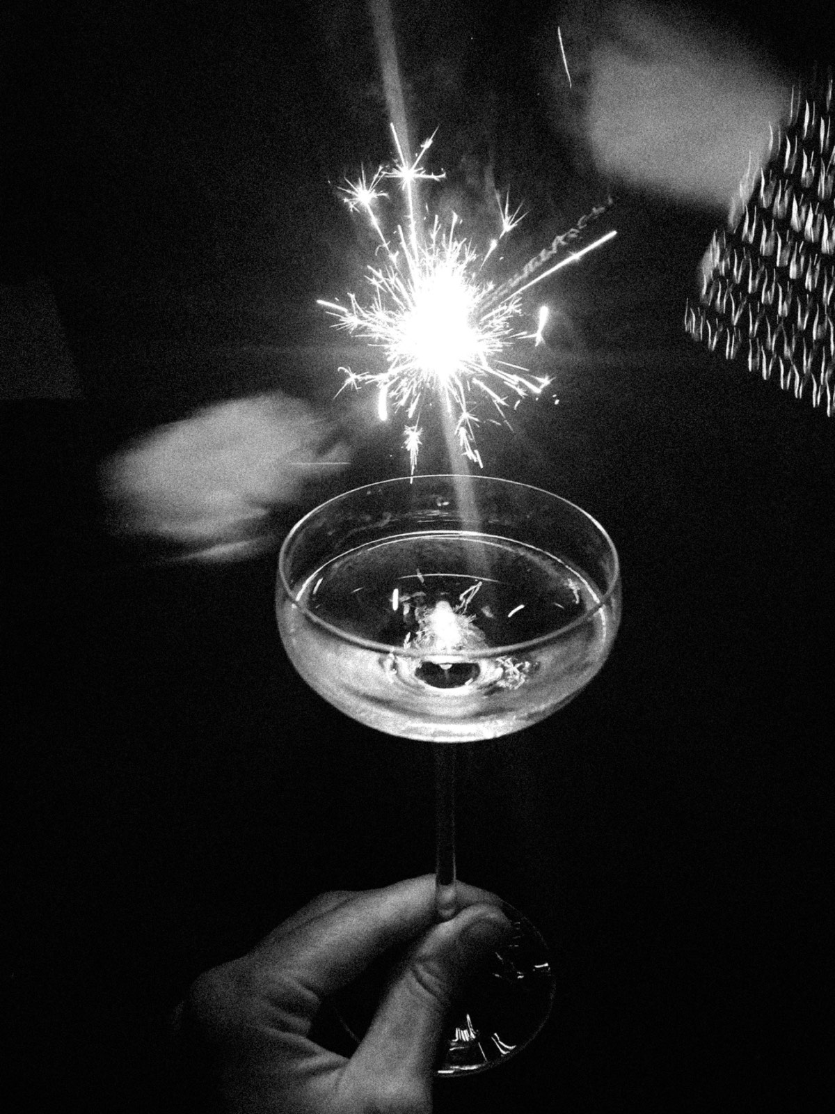 Champagnerglas mit Wunderkerze – The Gift Edit