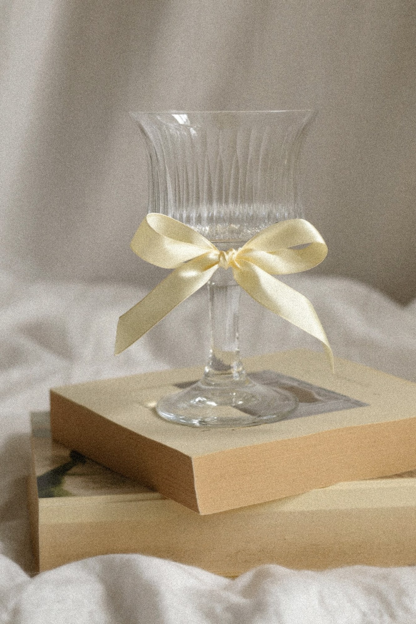 Glas mit Schleife auf Geschenkboxen