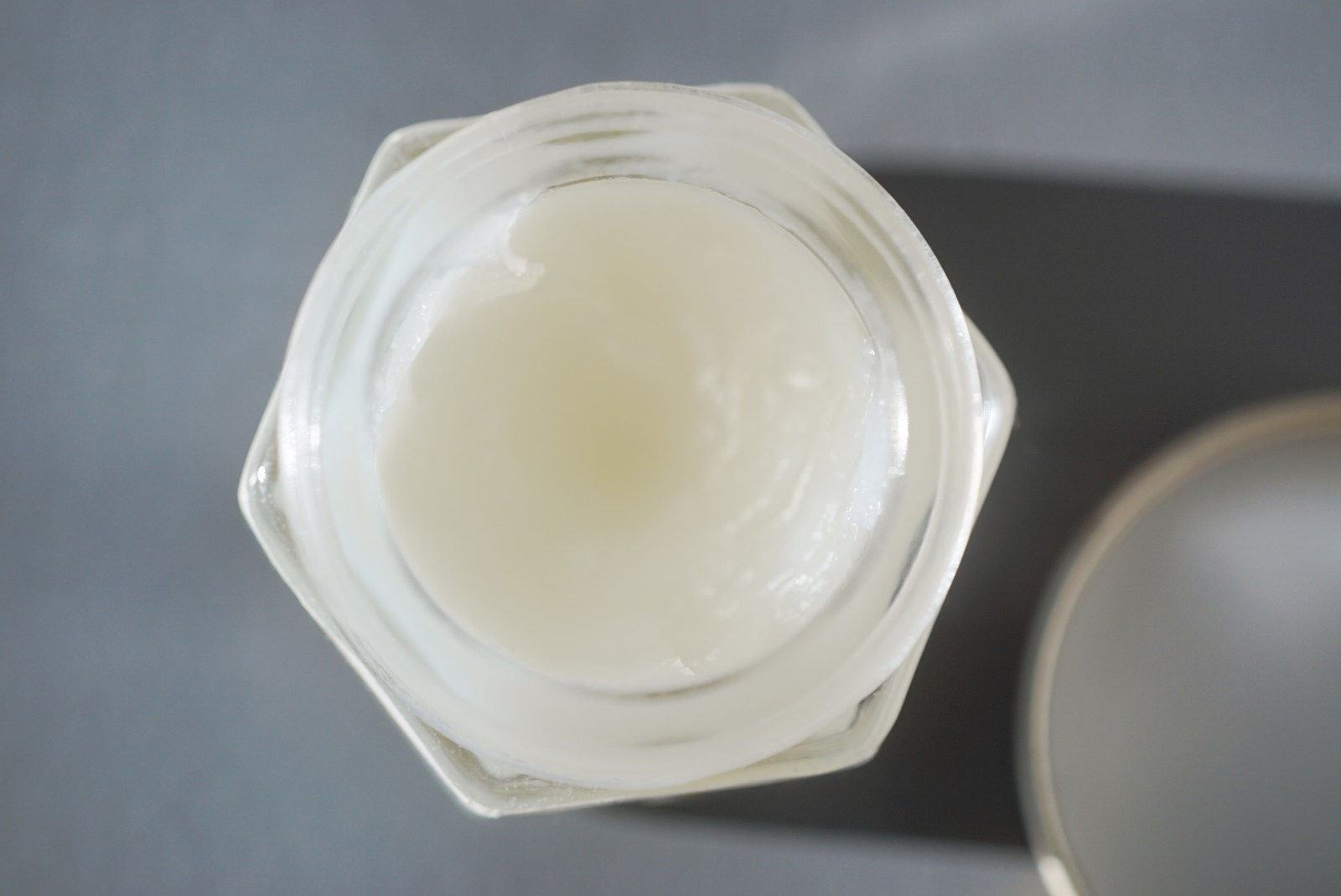 Geöffneter Tiegel mit weißer Creme