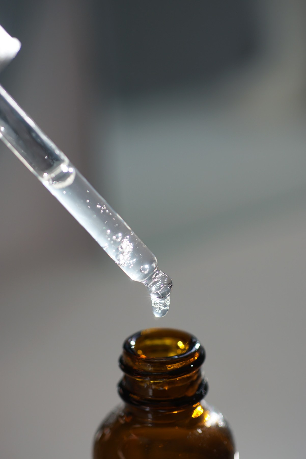 Pipette mit einem klaren Flüssigkeitstropfen