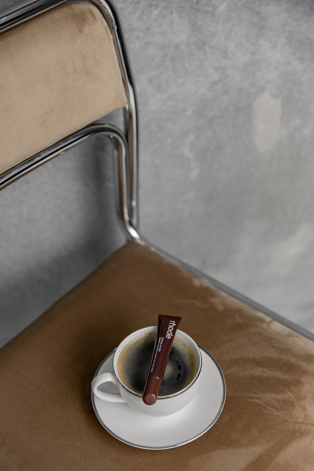 RHODE Lip Tint auf einer Kaffeetasse