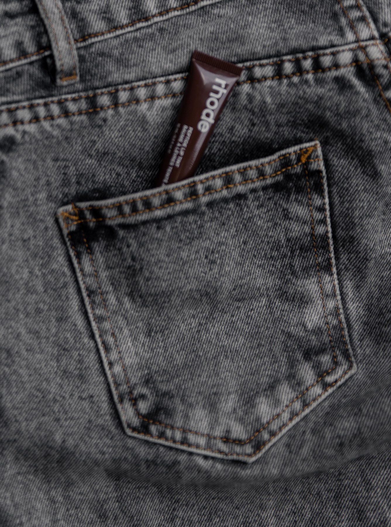 RHODE Lip Tint in einer Denim-Tasche
