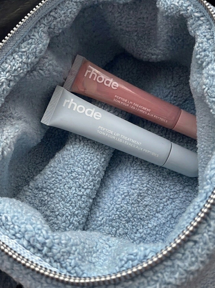 RHODE Lip Treatments in einer blauen Kosmetiktasche